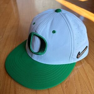 Nike Oregon Ducks White Aero True Baseball Performance Hat cap Mens sz 7 56 cm